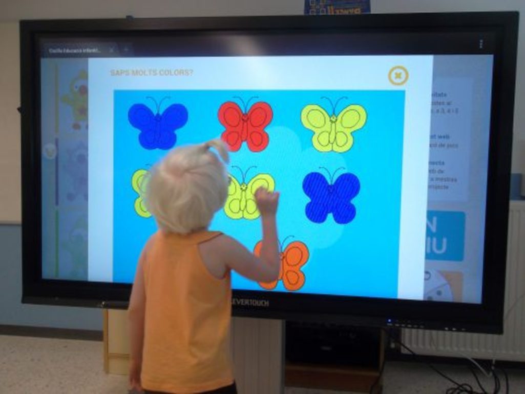 Monitores interactivos de doble uso en la Escola L’Arc de Sant Martí