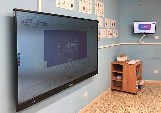 Immerse yourself in English interactively, with state-of-the-art monitors and hands-free speakers